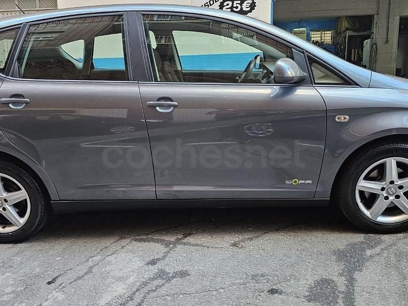 Usado Seat Altea Style 105 CV (77 kW) 2013 Violeta / lila Monovolumen