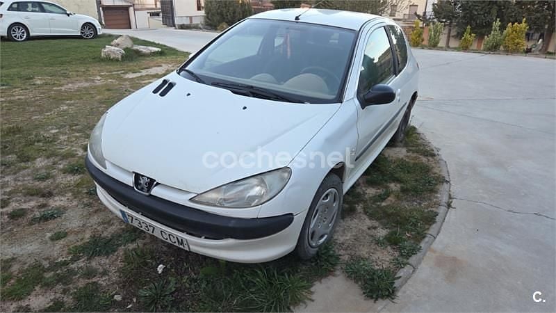 Usado Peugeot 206 70 CV (51 kW) 2002 Blanco Berlina