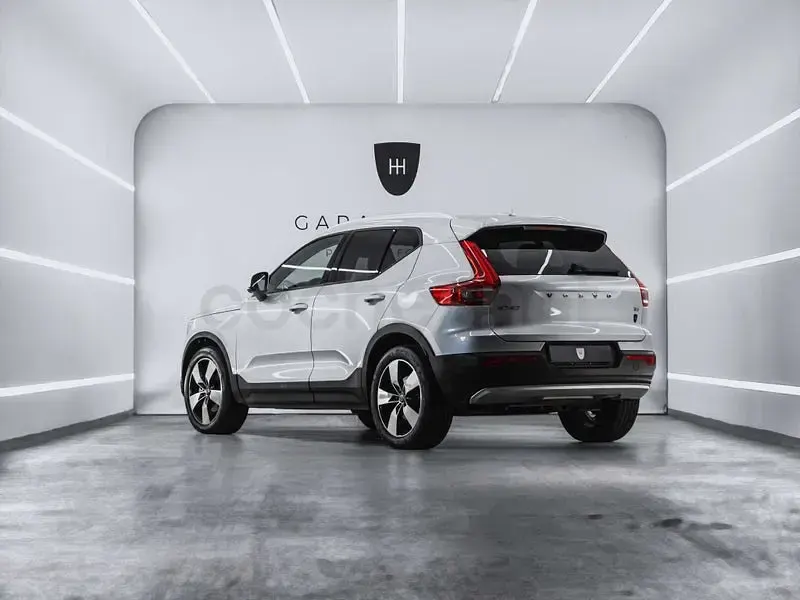 Käytetty Volvo XC40 Momentum 190 HP (139 kW) 2019 Harmaa Katumaasturi