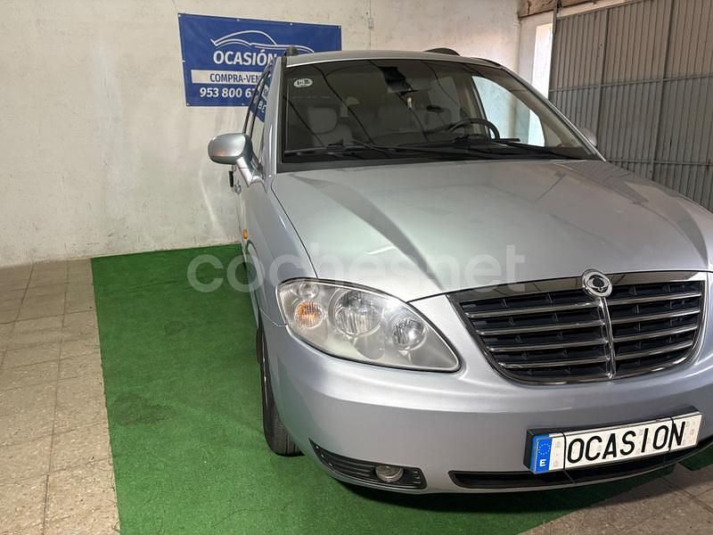 Usado Ssangyong (KGM) Rodius Limited 165 CV (121 kW) 2010 Gris / plata Monovolumen