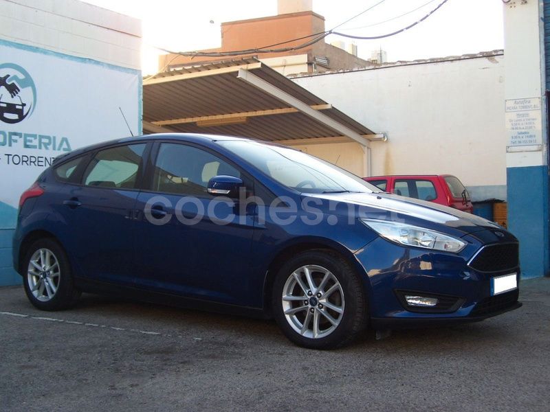 Usado Ford Focus Trend 125 CV (91 kW) 2017 Azul Berlina