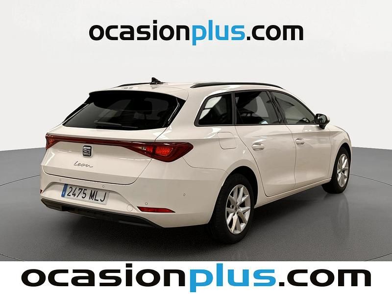 Usado Seat Leon Style 130 CV (95 kW) 2023 Blanco Familiar