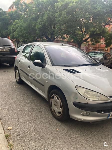Usado Peugeot 206 70 CV (51 kW) 2002 Gris / plata Berlina