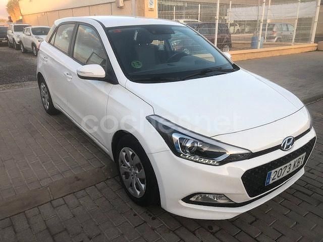 Usado Hyundai i20 75 CV (55 kW) 2017 Blanco Berlina
