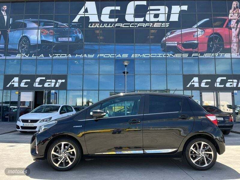 Negro Usado 2017 Toyota Yaris Hybrid Advance Berlina | 16.999 € (Caro) - Imagen 1/4