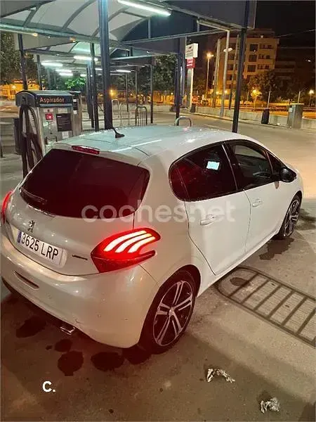 Usado Peugeot 208 GT-line 100 CV (73 kW) 2016 Blanco Utilitario