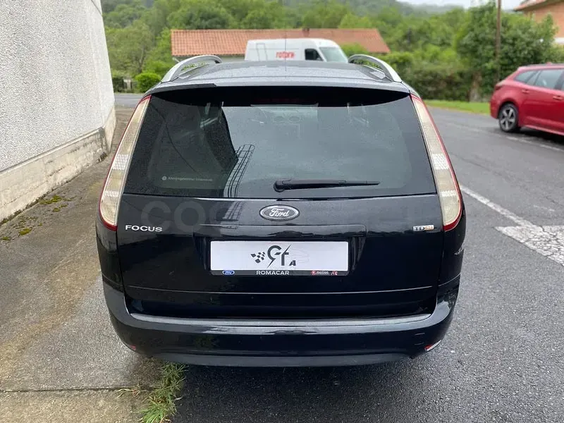 Usado Ford Focus Trend 109 CV (80 kW) 2010 Negro Familiar
