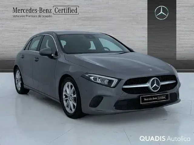 Usado Mercedes A180 116 CV (85 kW) 2019 Gris montaña