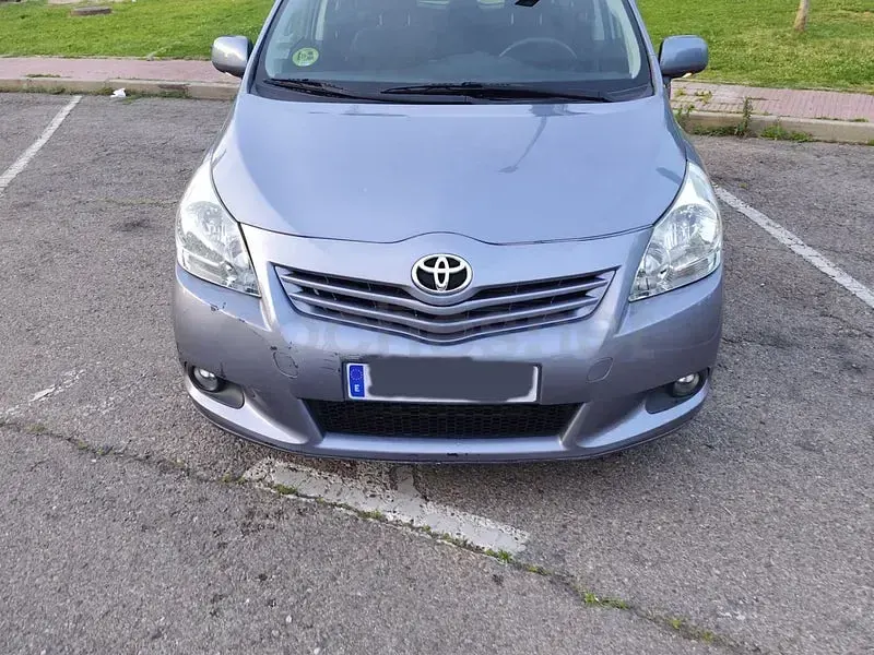 Usado Toyota Verso Active 126 CV (92 kW) 2009 Gris / plata Monovolumen