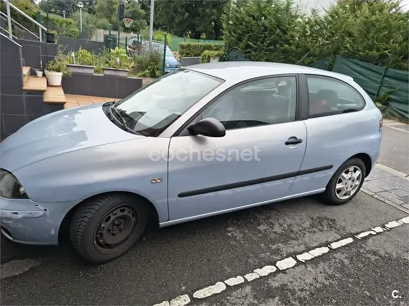 Usado Seat Ibiza Fresh 64 CV (47 kW) 2004 Azul Utilitario