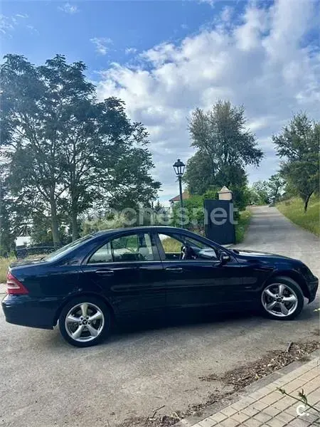 Usado Mercedes C220 150 CV (110 kW) 2005 Azul Berlina