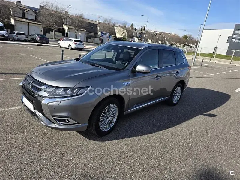 Usado Mitsubishi Outlander P-HEV 224 CV (164 kW) 2019 Gris / plata SUV