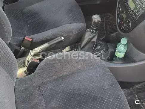 Usado Ford Focus Ghia 115 CV (84 kW) 2003 Gris / plata Berlina