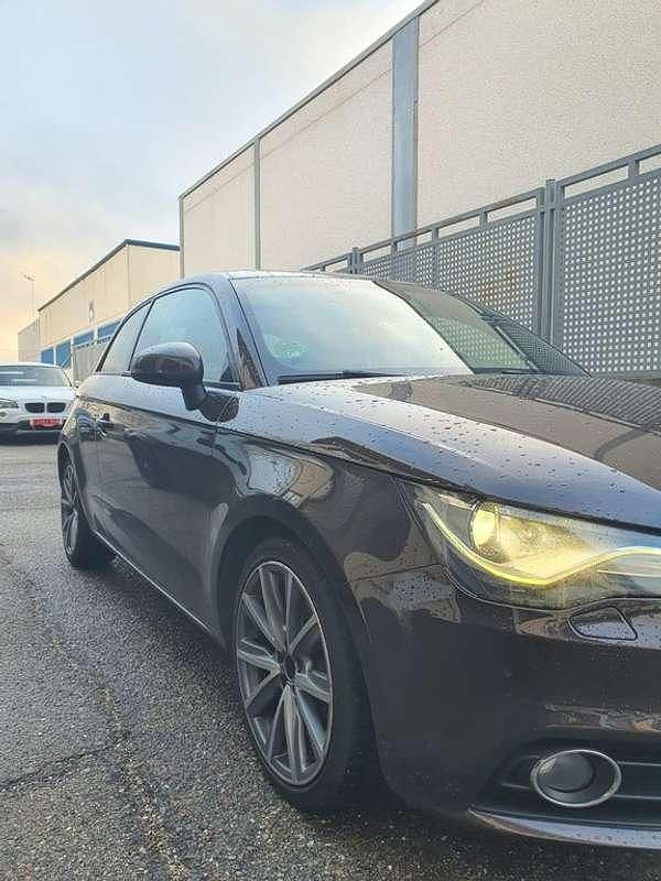 Usado Audi A1 Attraction 122 CV (89 kW) 2010 Marrón Utilitario