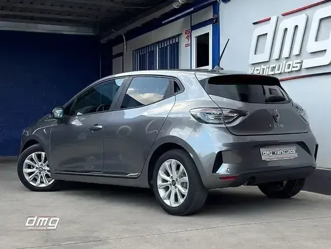 Usado Renault Clio Evolution 100 CV (73 kW) 2025 Gris Utilitario