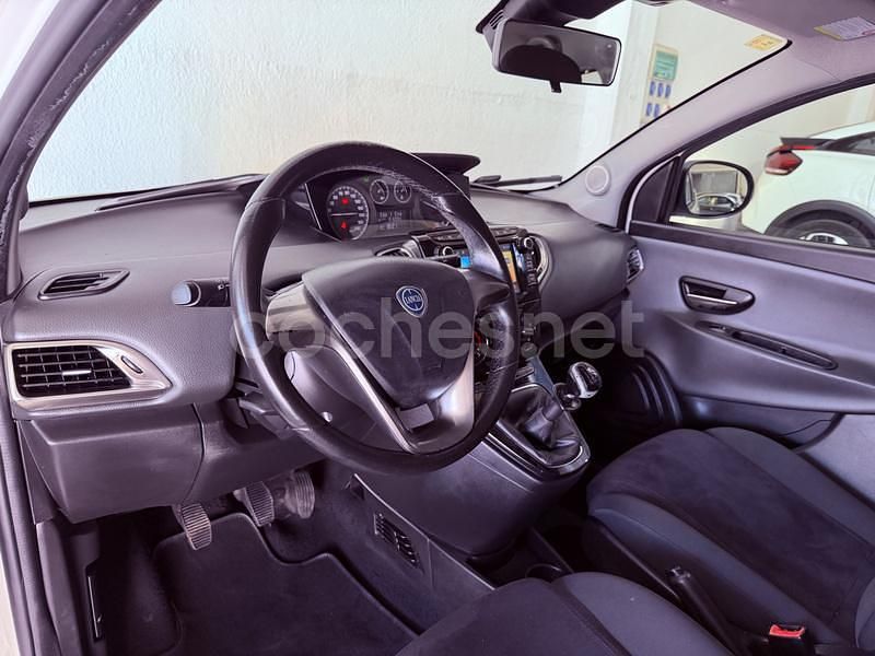 Usado Lancia Ypsilon Gold 69 CV (50 kW) 2013 Blanco Utilitario