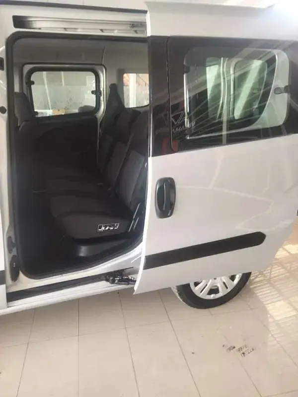 Usado Fiat Doblò Active 82 CV (60 kW) 2016 Plateado Monovolumen