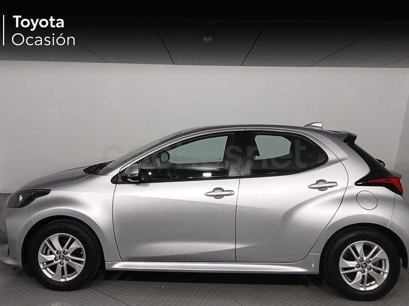 Usado Toyota Yaris Hybrid Active 116 CV (85 kW) 2024 Gris / plata Berlina
