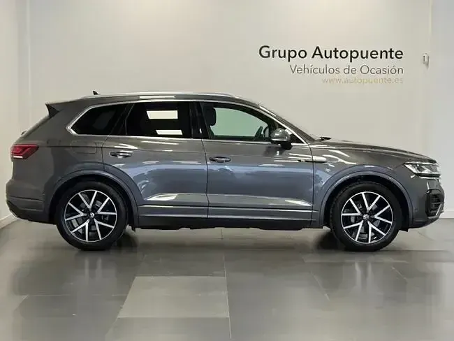 Usado VW Touareg Elegance 286 CV (210 kW) 2022 Gris / plata SUV