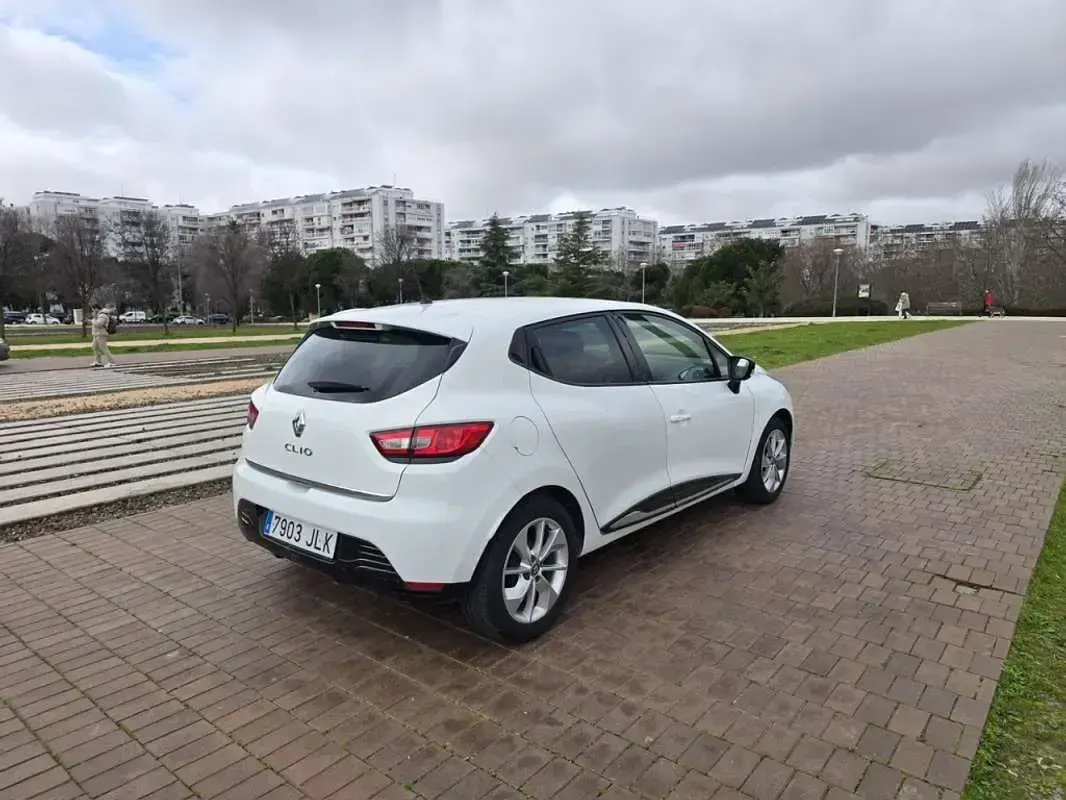 Usado Renault Clio LIMITED 73 CV (53 kW) 2016 Blanco Utilitario