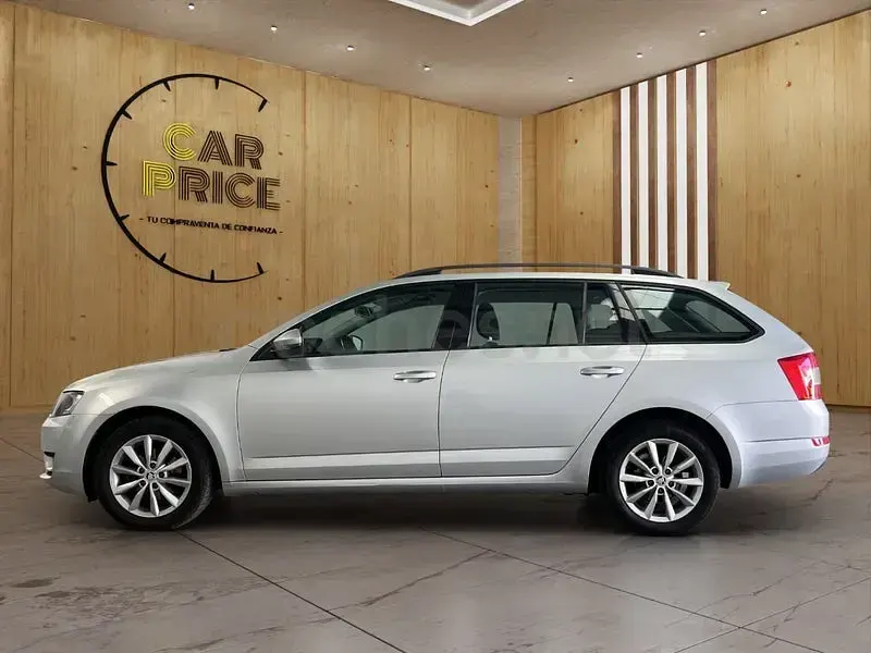 Usado Skoda Octavia Style 110 CV (80 kW) 2017 Gris / plata Familiar