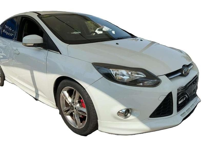 Blanco Usado 2013 Ford Focus Sport Utilitario | 7499 € (Precio justo) - Imagen 1/4