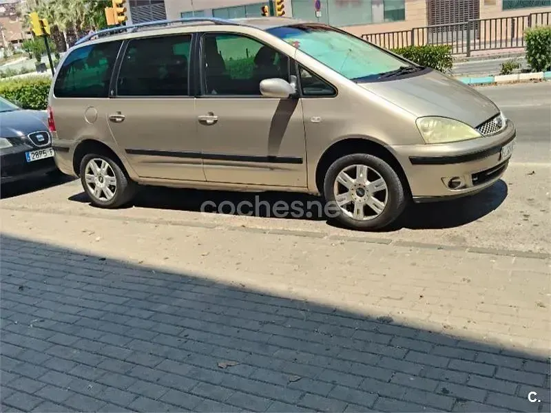 Usado Ford Galaxy Ghia 130 CV (95 kW) 2005 Beige Monovolumen