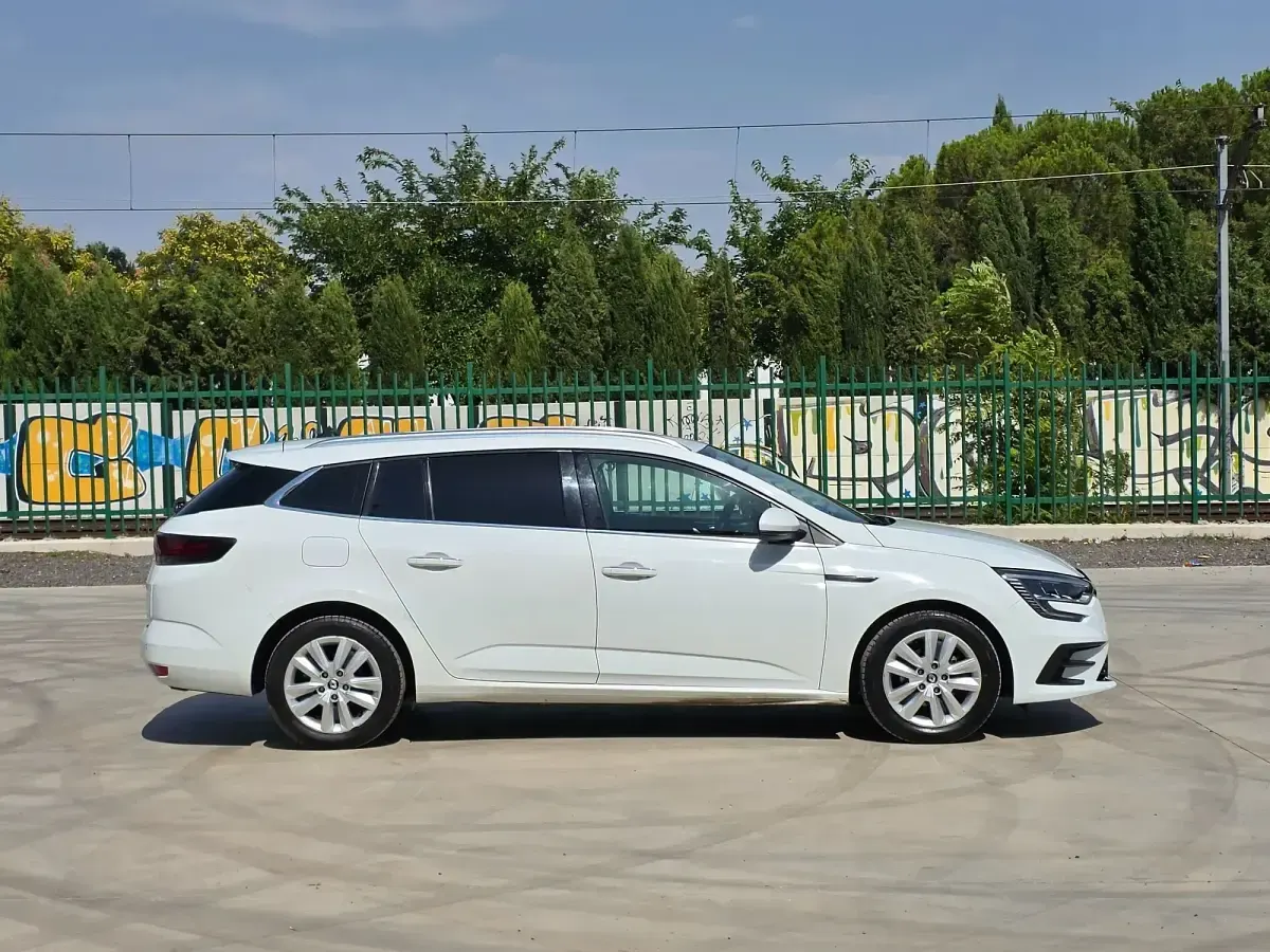 Usado Renault Mégane II Intens 115 CV (84 kW) 2022 Blanco Berlina
