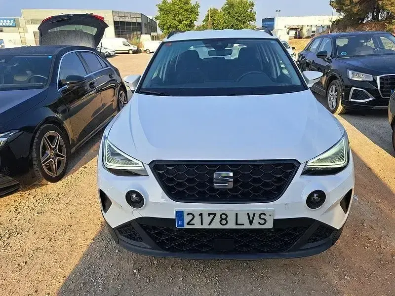 Usado Seat Arona Style Plus 110 CV (80 kW) 2021 Blanco SUV