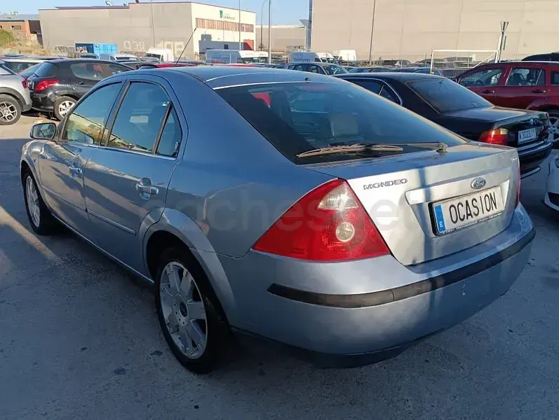Usado Ford Mondeo Ghia 140 CV (102 kW) 2004 Gris / plata Berlina