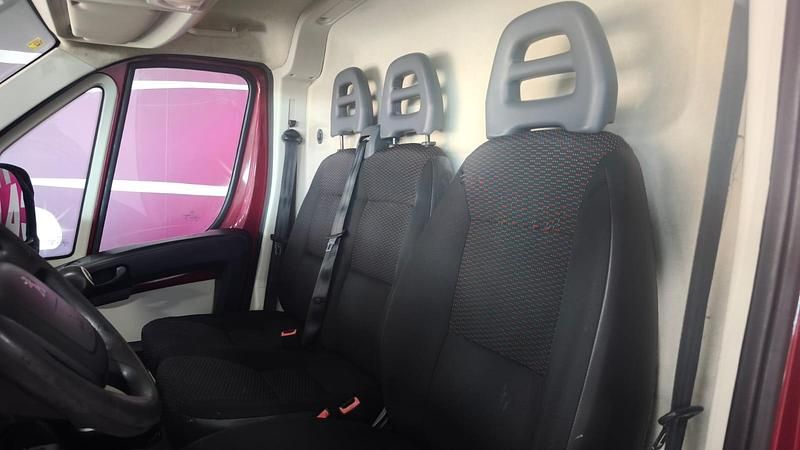 Usado Peugeot Boxer 130 CV (95 kW) 2018 Rojo Van