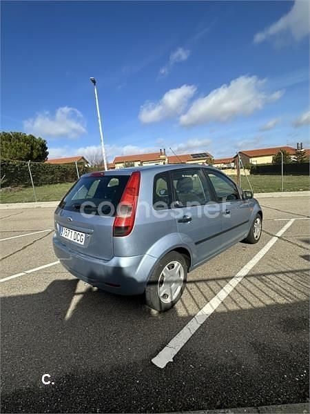 Usado Ford Fiesta Ghia 80 CV (58 kW) 2005 Azul Utilitario