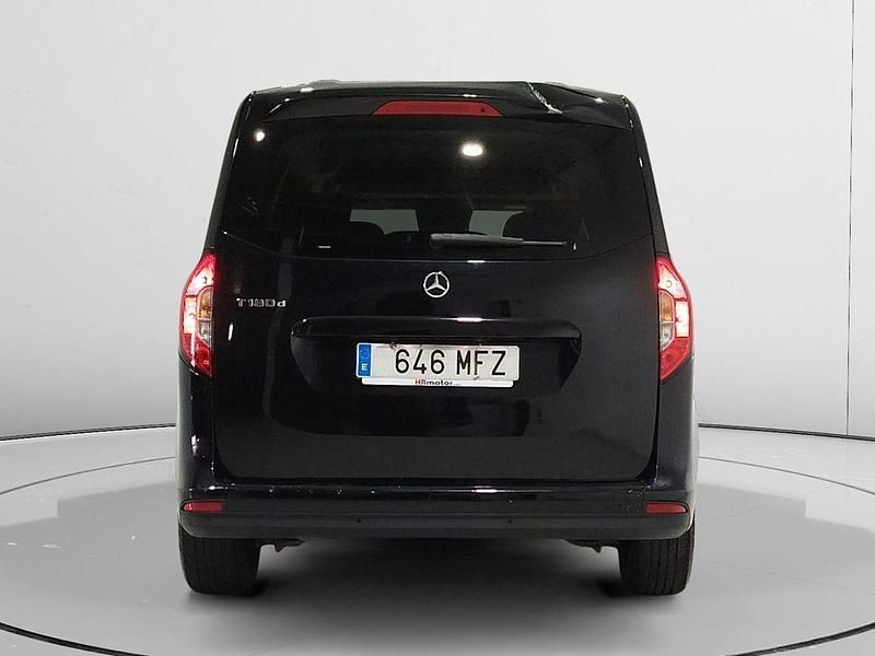 Usado Mercedes T180 116 CV (85 kW) 2023 Negro Monovolumen