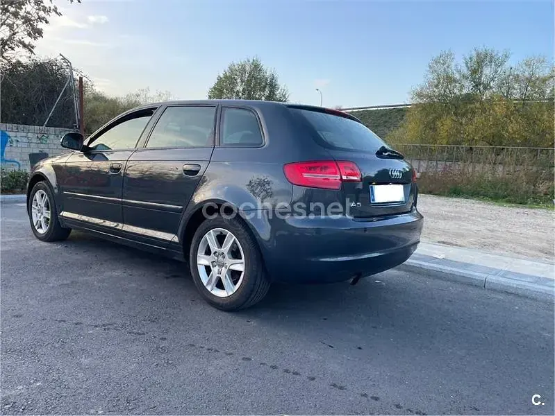 Usado Audi A3 Ambition 105 CV (77 kW) 2010 Gris / plata Utilitario
