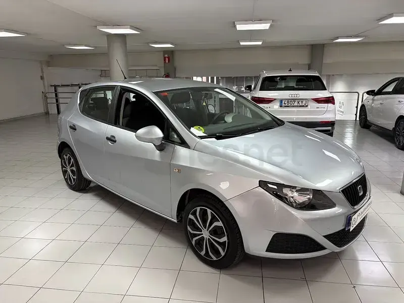 Usado Seat Ibiza Reference 90 CV (66 kW) 2011 Gris / plata Berlina