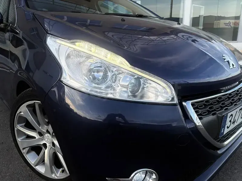 Usado Peugeot 208 Allure 120 CV (88 kW) 2014 Azul Utilitario