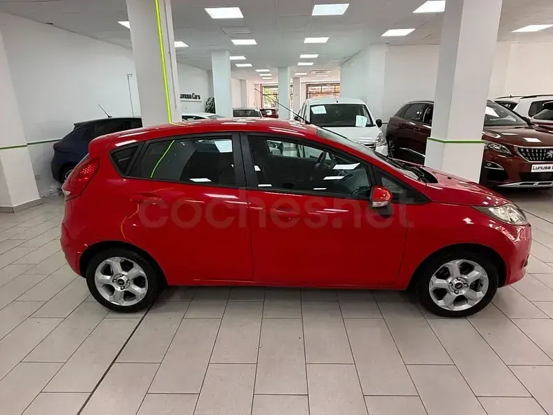 Usado Ford Fiesta Titanium 95 CV (69 kW) 2010 Rojo Berlina