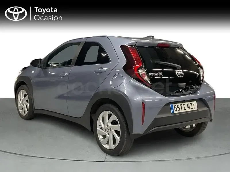 Usado Toyota Aygo X Play 72 CV (52 kW) 2025 Gris / plata SUV