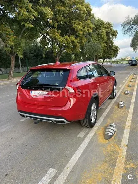 Usado Volvo V60 CC 150 CV (110 kW) 2017 Rojo Familiar