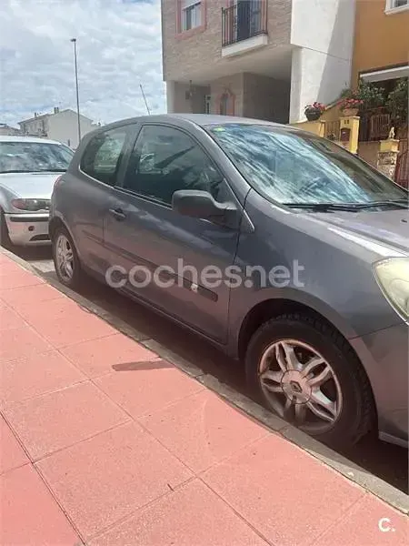 Usado Renault Clio II Authentique 75 CV (55 kW) 2006 Gris / plata Berlina