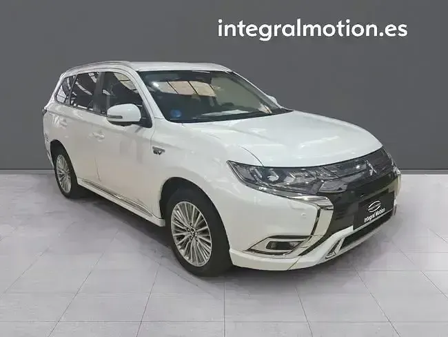 Usado Mitsubishi Outlander P-HEV 224 CV (164 kW) 2021 Blanco SUV