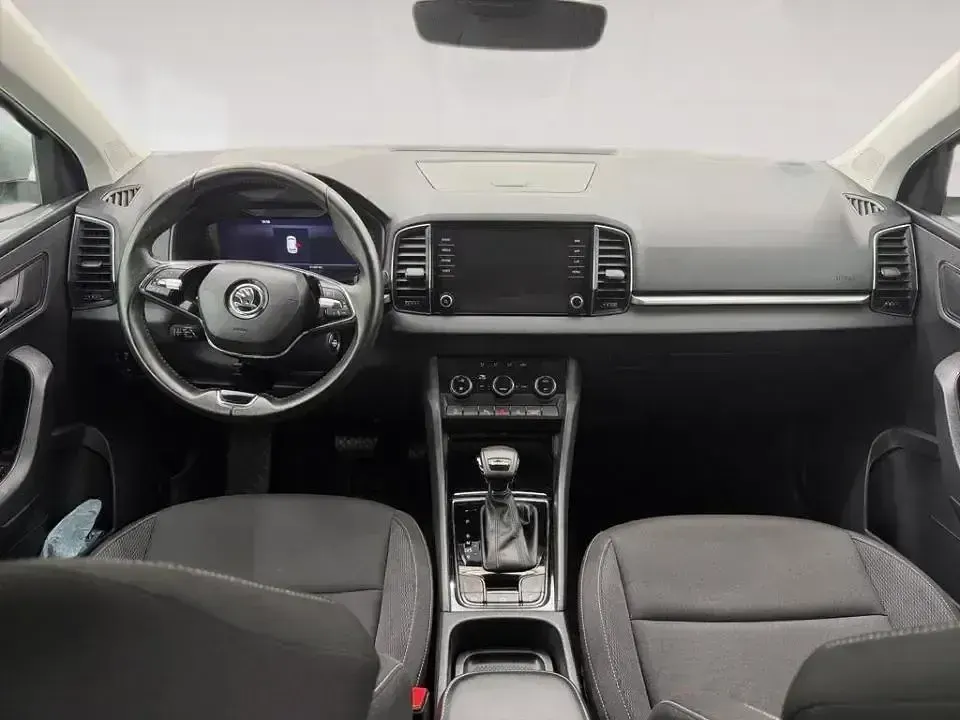 Usado Skoda Karoq Ambition 150 CV (110 kW) 2022 Gris plata SUV