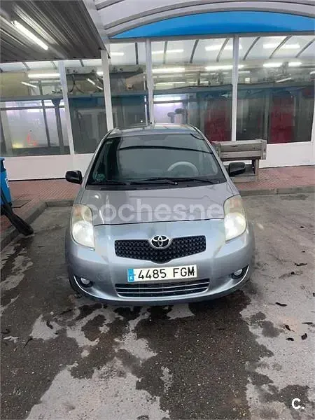 Usado Toyota Yaris 90 CV (66 kW) 2006 Gris / plata Berlina