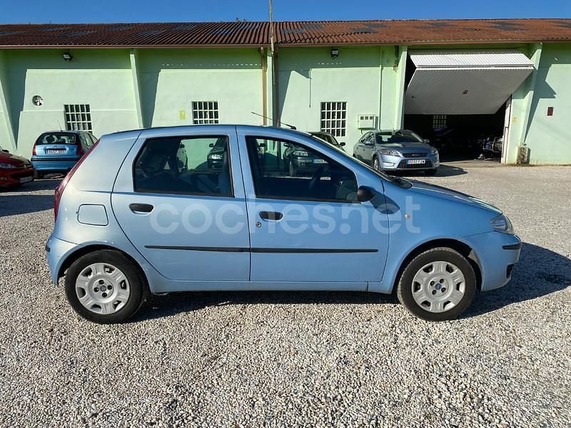 Usado Fiat Punto Dynamic 60 CV (44 kW) 2005 Azul Utilitario