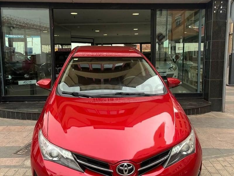 Usado Toyota Auris Live 132 CV (97 kW) 2013 Rojo Familiar