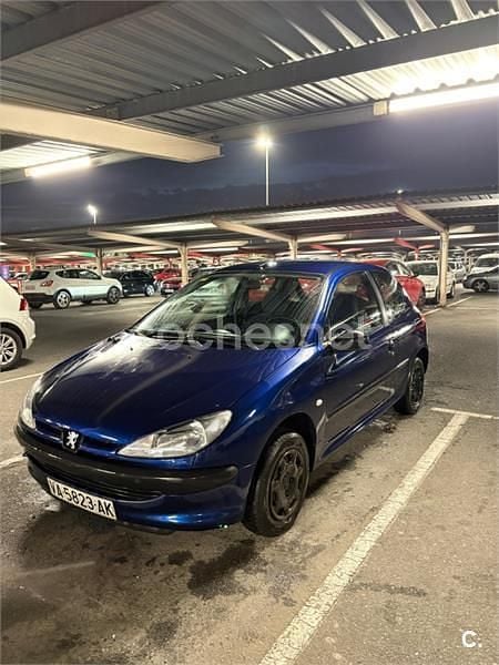 Usado Peugeot 206 75 CV (55 kW) 2000 Azul Berlina