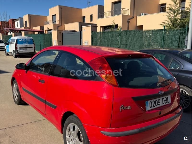 Usado Ford Focus Trend 100 CV (73 kW) 2004 Rojo Berlina