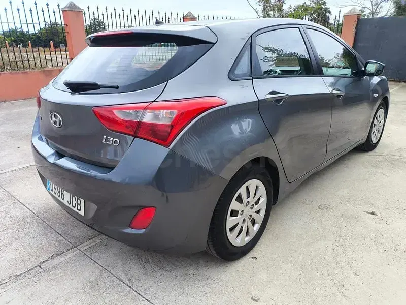 Usado Hyundai i30 140 CV (102 kW) 2015 Gris / plata Berlina