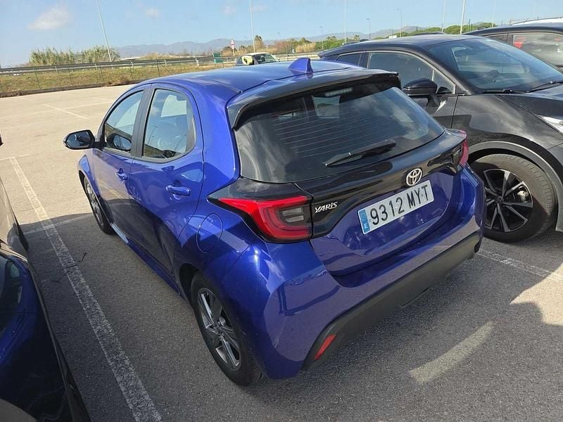 Usado Toyota Yaris Hybrid Active 116 CV (85 kW) 2025 Azul