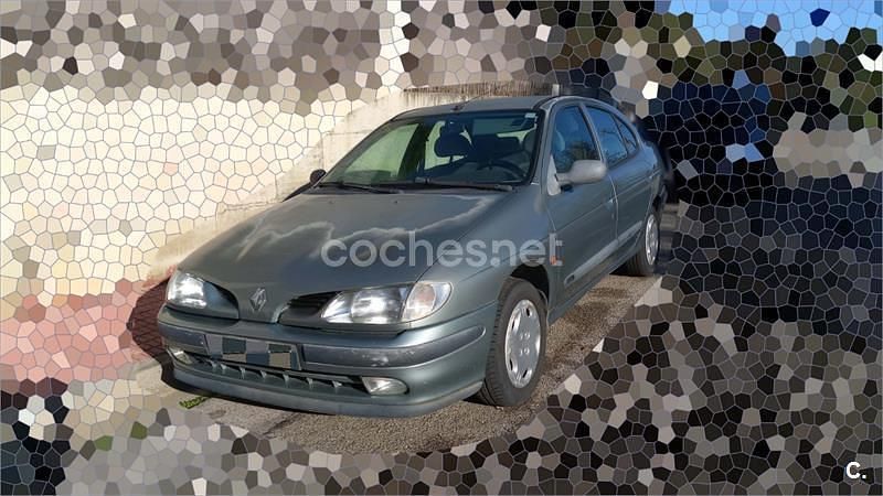 Usado Renault Mégane 90 CV (66 kW) 1997 Gris / plata Berlina
